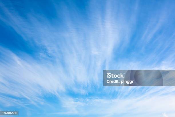 Błękitne Niebo I Chmury - zdjęcia stockowe i więcej obrazów Aranżacja - Aranżacja, Bez ludzi, Biały