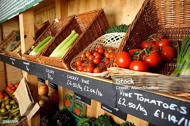 Loja De Vendedor De Legumes E Fruta Verde - Fotografias de stock e mais imagens de Aipo - Aipo, Alimentação Saudável, Cebolinha
