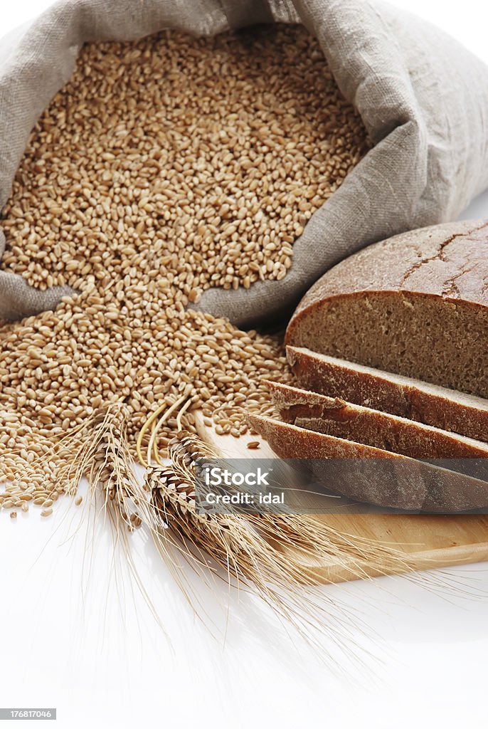 Coupe pain sur une planche à repasser et panier avec du blé - Photo de Agriculture libre de droits