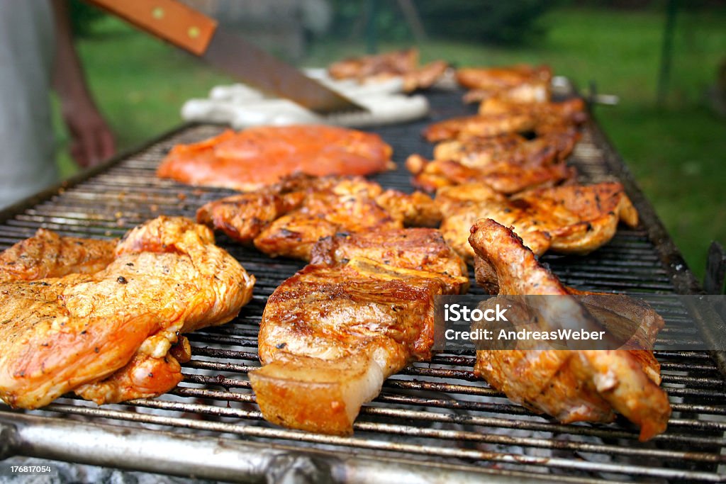 Barbacoa con bistecs - Foto de stock de Barrote de metal libre de derechos