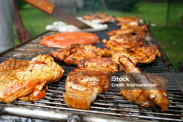 Barbacoa Con Bistecs Foto de stock y más banco de imágenes de Barrote de metal - Barrote de metal, Parrillera, Aire libre