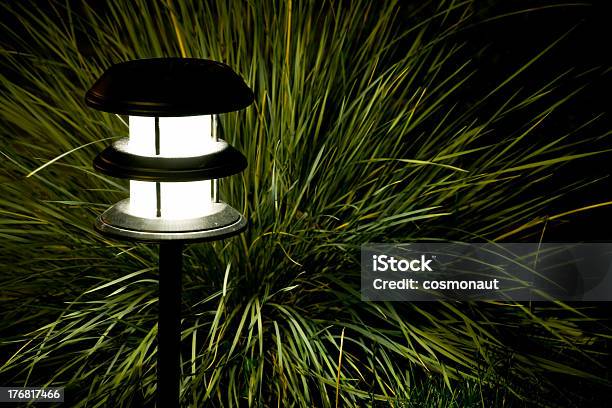 Giardino Di Notte - Fotografie stock e altre immagini di Attrezzatura per illuminazione - Attrezzatura per illuminazione, Giardino domestico, Aiuola