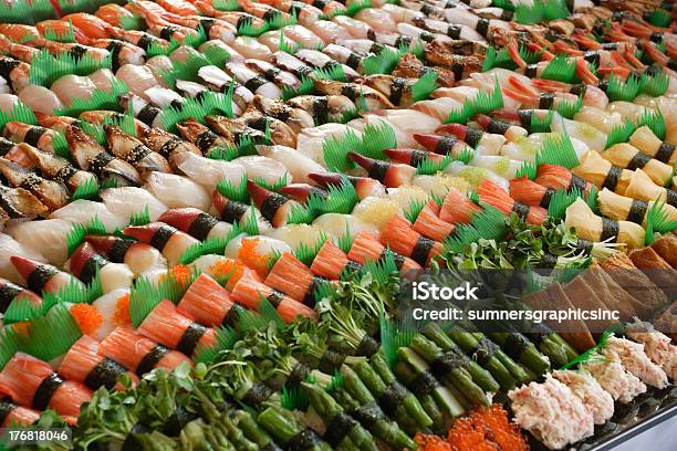 Bandeja De Sushi - Fotografias de stock e mais imagens de Alimentação Saudável - Alimentação Saudável, Arranjo, Arroz - Alimento Básico