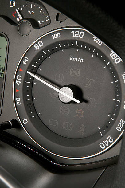 Tachometr pokazujący prędkość z prawem – zdjęcie