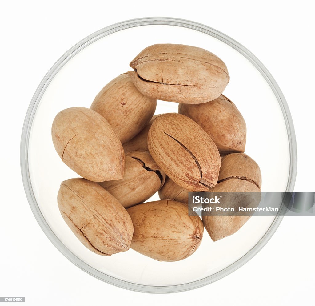 Noz Pecan frutas em uma Tigela de vidro isolada no branco - Royalty-free Alimentação Saudável Foto de stock