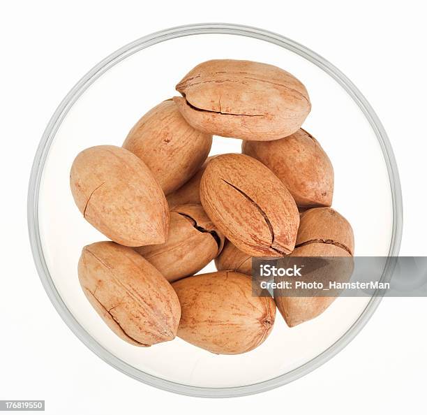 Noz Pecan Frutas Em Uma Tigela De Vidro Isolada No Branco - Fotografias de stock e mais imagens de Alimentação Saudável