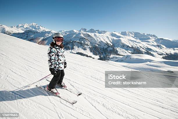Criança De Esqui - Fotografias de stock e mais imagens de Adolescente - Adolescente, Alpes Europeus, Capacete