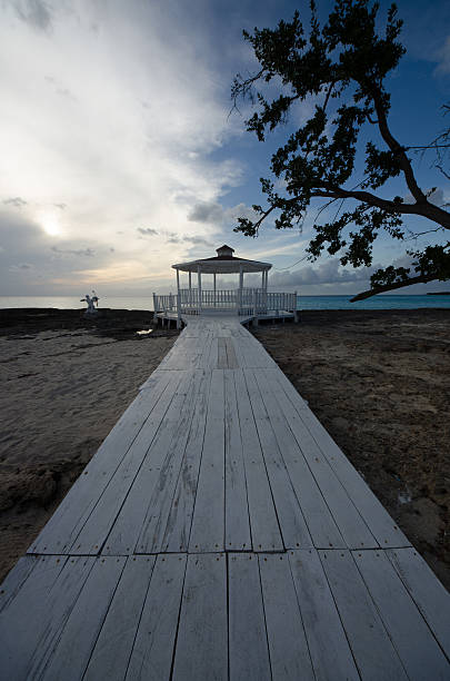 tropikalny raj plaży na karaibach, drewniane ścieżka spacerowa, - hut beach vacations dominican ethnicity zdjęcia i obrazy z banku zdjęć
