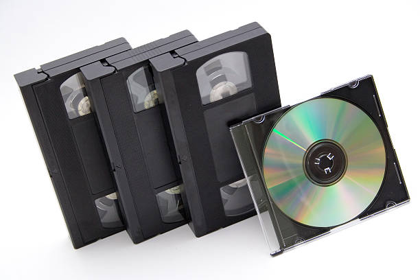 płyt cd i kaset vhs na białym tle - rerecording zdjęcia i obrazy z banku zdjęć