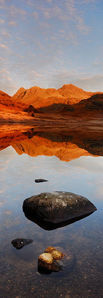 blea tarn вертикальная панорама, озёрный край англии - panoramic langdale pikes english lake district cumbria стоковые фото и изображения