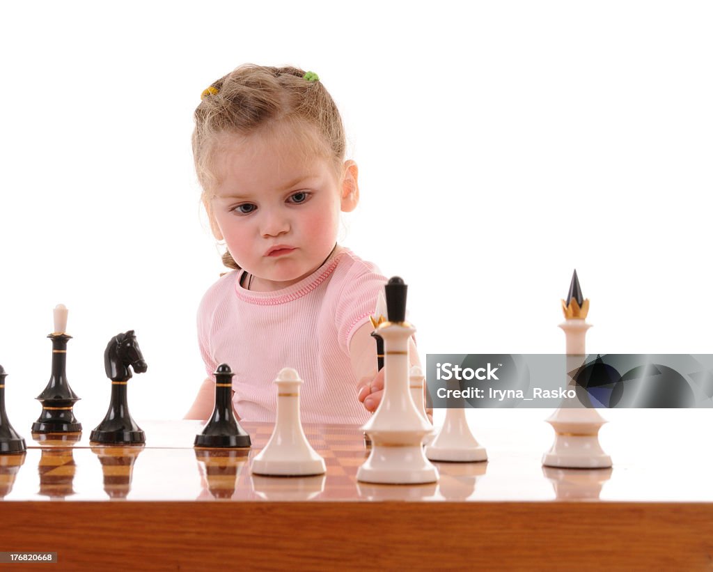 Mädchen spielt die Schach - Lizenzfrei 2-3 Jahre Stock-Foto