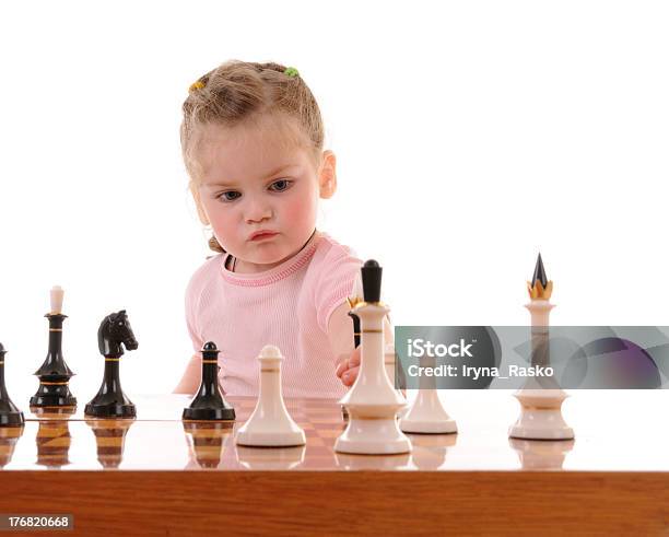 Mädchen Spielt Die Schach Stockfoto und mehr Bilder von 2-3 Jahre - 2-3 Jahre, Betrachtung, Bewegung