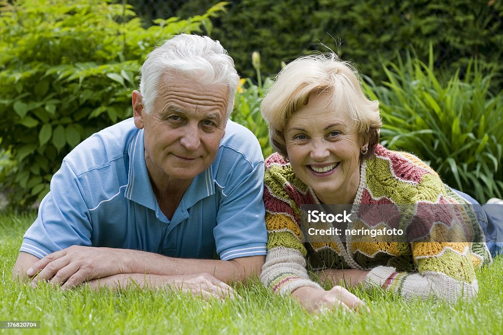 Szczęśliwy starszych ludzi, leżąc na trawie - Zbiór zdjęć royalty-free (60-69 lat)
