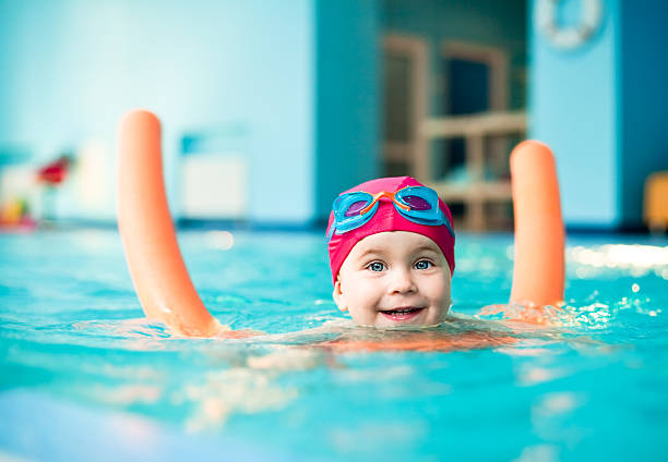 dziecko w basenie - swimming child swimming pool indoors zdjęcia i obrazy z banku zdjęć