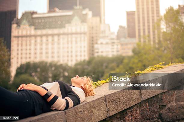 Tomando Un Descanso De La Ciudad Foto de stock y más banco de imágenes de 20 a 29 años - 20 a 29 años, Actividad de fin de semana, Adulto