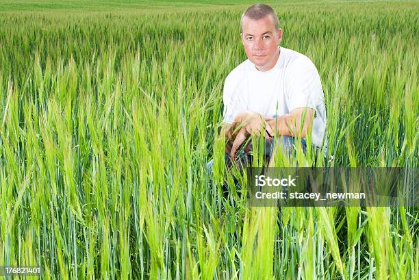 Camiseta Y Pantalón Vaquero Hombre En Farmfield Serie Foto de stock y más banco de imágenes de 30-39 años