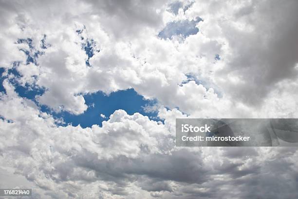 Wypukły Białe Chmury Na Błękitne Niebo W Tle - zdjęcia stockowe i więcej obrazów Bez ludzi - Bez ludzi, Chmura, Fotografika