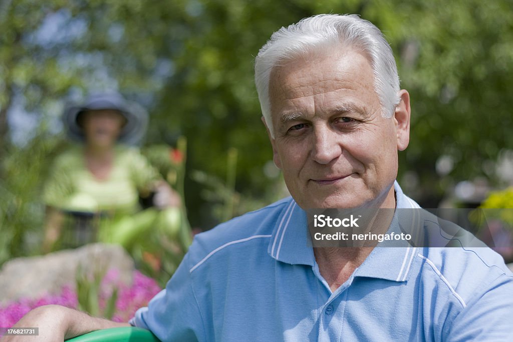 Senior hombre con su esposa en fondo - Foto de stock de 60-69 años libre de derechos