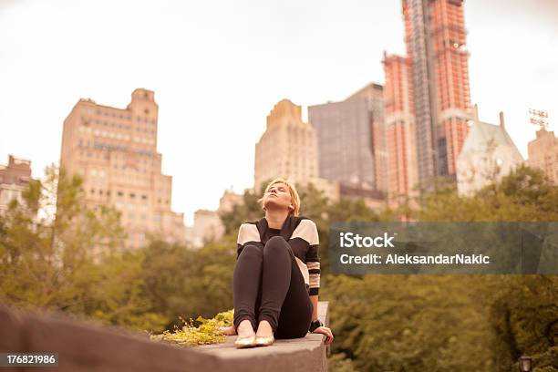 Sie Eine Pause Von Der Stadt Im Central Park Stockfoto und mehr Bilder von Central Park - Manhattan - Central Park - Manhattan, Bauwerk, Eine Frau allein