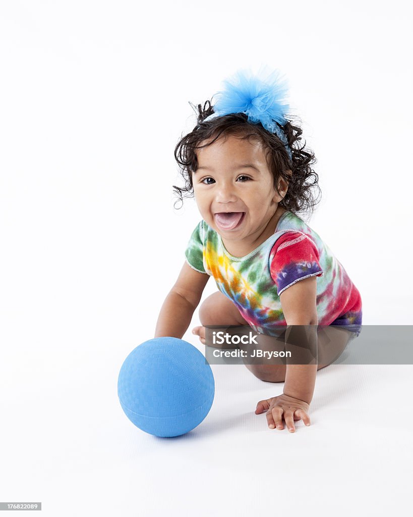Criança pequena feliz raça mista Menina brincando com bola azul - Royalty-free Criança pequena Foto de stock