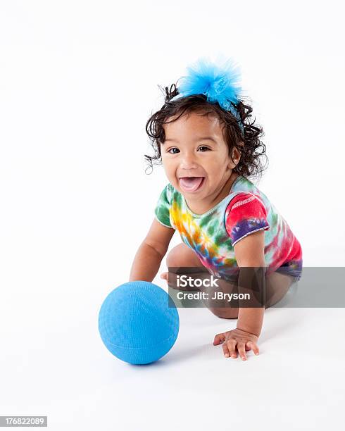 Criança Pequena Feliz Raça Mista Menina Brincando Com Bola Azul - Fotografias de stock e mais imagens de Criança pequena