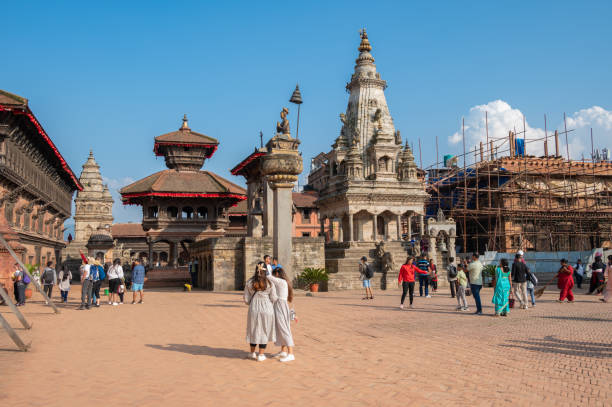 groupe de personnes visitant la place durbar de bhaktapur pendant le festival de dashain. - durbar square photos et images de collection