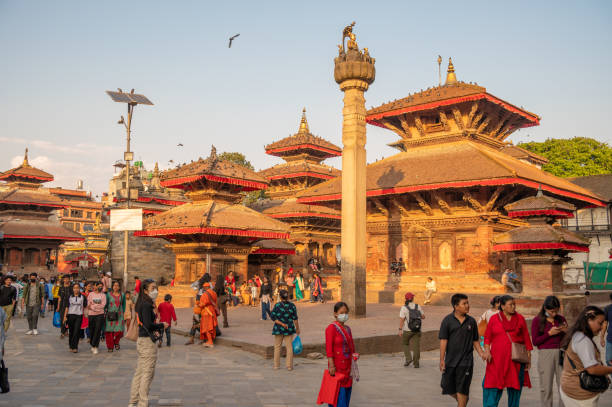 grupo de personas que visitan la plaza durbar de katmandú durante el festival dashain. - nepalese culture nepal kathmandu bagmati fotografías e imágenes de stock