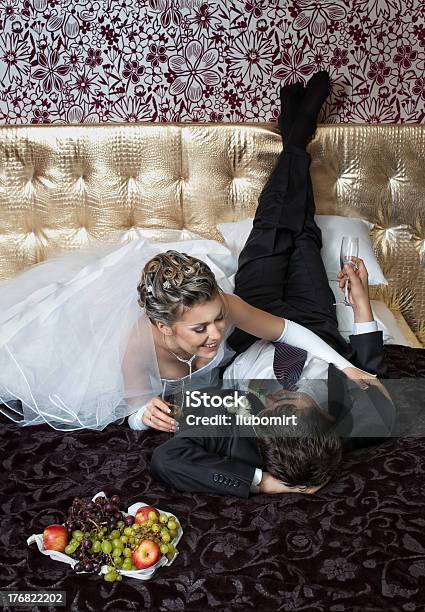 Braut Und Bräutigam Im Luxuriösen Schlafzimmer Liegen Stockfoto und mehr Bilder von Alkoholisches Getränk