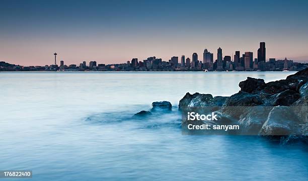Die Skyline Der Stadt Von Einem Felsigen Strand Stockfoto und mehr Bilder von Seattle - Seattle, Alki Beach, Frühling