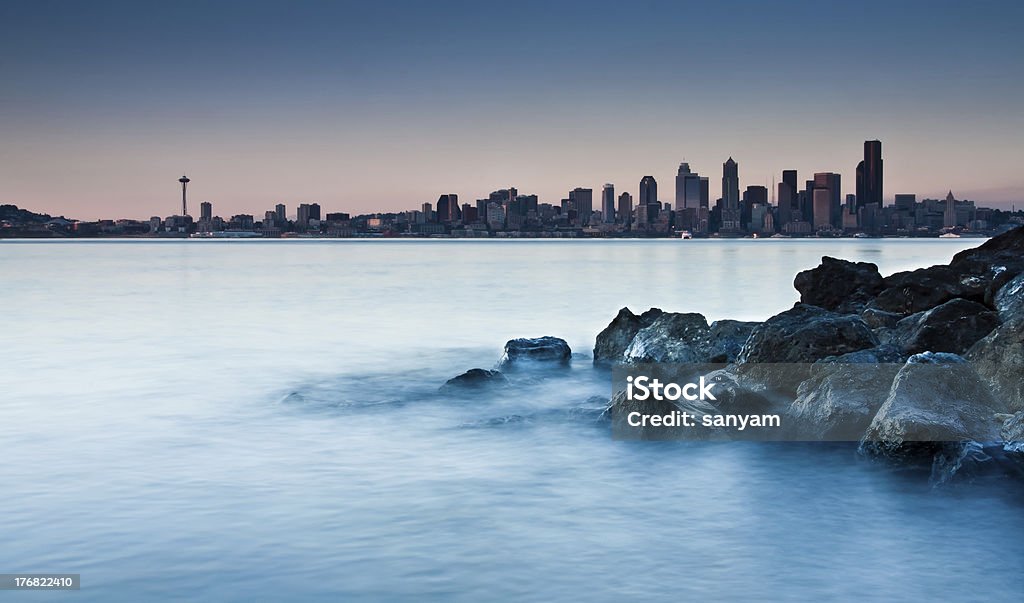 Vue sur la ville depuis une plage rocheuse - Photo de Seattle libre de droits