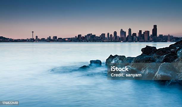 Photo libre de droit de Vue Sur La Ville Depuis Une Plage Rocheuse banque d'images et plus d'images libres de droit de Seattle - Seattle, Plage d'Alki, Printemps