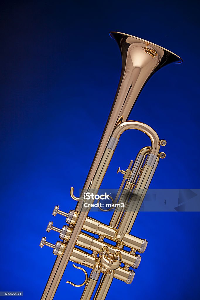 Tromba isolato su blu - Foto stock royalty-free di Flicorno soprano