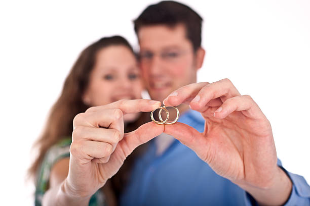 casal jovem com alianças de casamento - wedding anticipation togetherness wedding ring imagens e fotografias de stock
