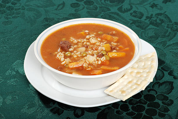 sopa de cebada de carne de res con galletas - vegetable barley soup fotografías e imágenes de stock