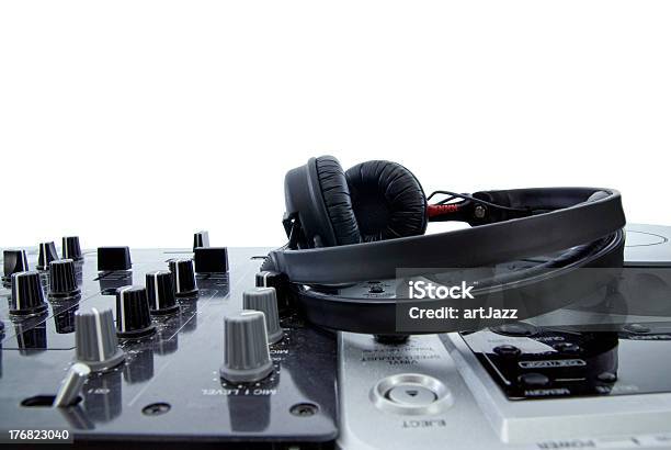 Mixer Dj Con Le Cuffie - Fotografie stock e altre immagini di Arte, Cultura e Spettacolo - Arte, Cultura e Spettacolo, Attrezzatura, Attrezzatura elettronica