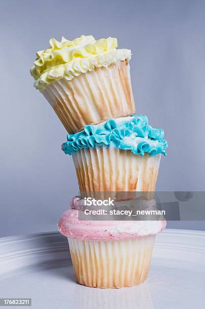 Gourmetcupcakes Desserts Mit Zuckerguss Stockfoto und mehr Bilder von Backen - Backen, Bildhintergrund, Cupcake