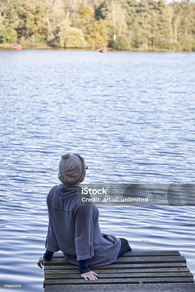 Frente al lago en otoño - Foto de stock de Adulto libre de derechos