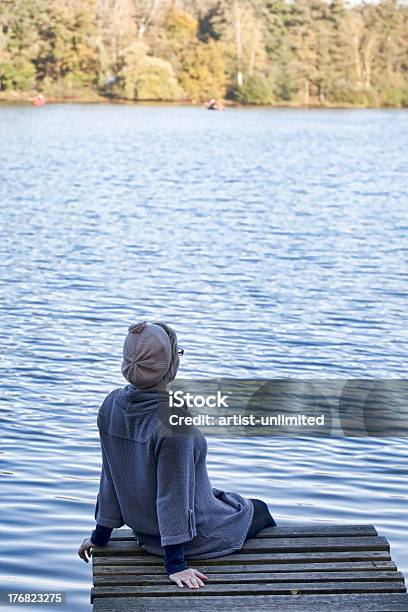 Frente Al Lago En Otoño Foto de stock y más banco de imágenes de Adulto - Adulto, Adulto joven, Agua