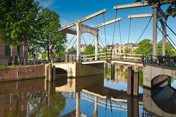 pont maigre, amsterdam - magere brug photos et images de collection