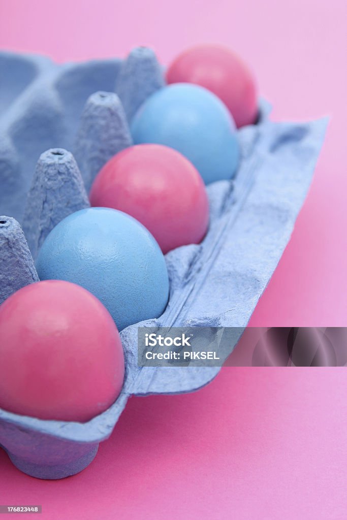 Cesta de ovos de Páscoa coloridos - Foto de stock de Aviso de frágil royalty-free