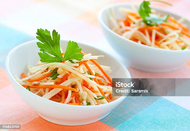 Cavolo Rapa E Insalata Di Carote - Fotografie stock e altre immagini di Alimentazione sana - Alimentazione sana, Antipasto, Carota