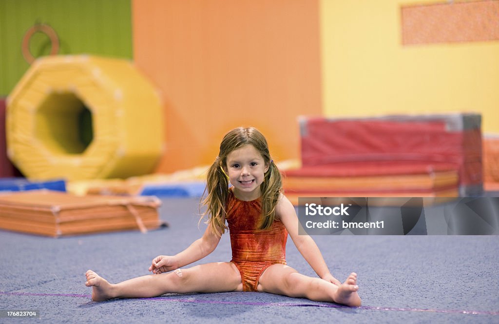 Little ginasta faz uma escalada Split - Foto de stock de Ginástica royalty-free