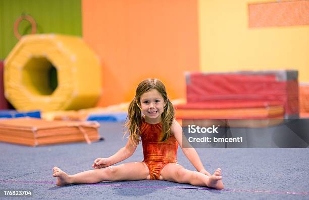 Foto de Little Ginasta Faz Uma Escalada Split e mais fotos de stock de Ginástica - Ginástica, Criança, Esticar