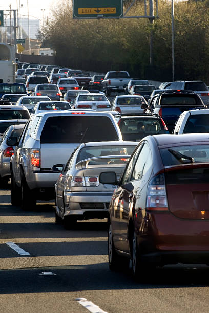 hora pico - traffic jam traffic pollution car fotografías e imágenes de stock