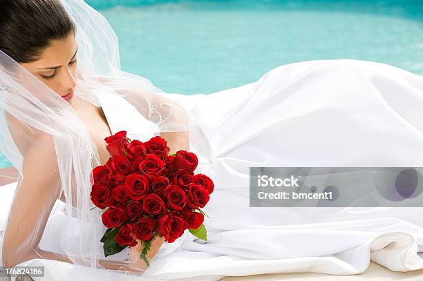 美しい花嫁のことカリブ海ブルーの海を背景に - プールのストックフォトや画像を多数ご用意 - プール, 結婚, 12本のバラ