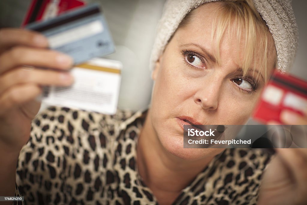 Bouleversé femme totalement à ses nombreuses cartes de crédit - Photo de Abstrait libre de droits
