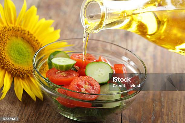 Insalata Fresca - Fotografie stock e altre immagini di Olio da tavola - Olio da tavola, Olio di semi di girasole, Tipo di cibo