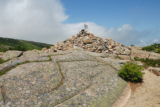summit post und cairn auf dorr mountain im acadia - cadillac mountain stock-fotos und bilder