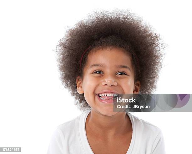 Foto de Misto Corrida Menina Com Um Grande Sorriso Em Closeup Retrato e mais fotos de stock de Afro