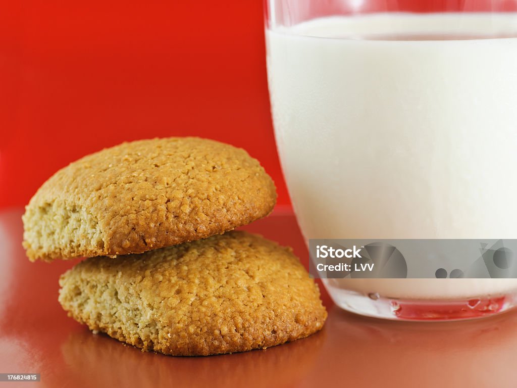 Hausgemachte Hafer cookies und Glas-Tasse Milch - Lizenzfrei Backen Stock-Foto